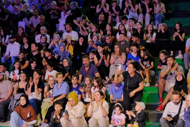 Müzik şöleni tüm hızıyla sürüyor