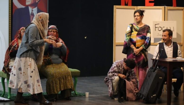 Otogargara tiyatro oyunu Erenler’de seyircilerle buluştu