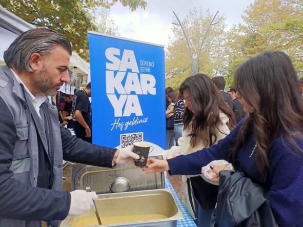 Sakarya Büyükşehir Belediyesinden öğrencilere çorba ikramı