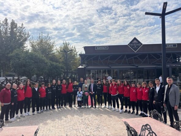 Başkan Şenol Dinç, Sakarya Kadın Futbol Kulübü ile bir araya geldi