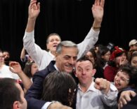 Yüksek katılımlı politik etkinlik ve seçim kutlaması.