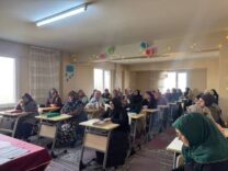 Eğitim semineri için sınıf ortamı, kadın katılımcılar ve etkileşimler.