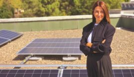 Göl üzerinde yapay güneş teknolojisiyle enerji üreten güneş panelleri.