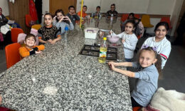 Misafir okul öğrencileri SGM’de düzenlenen buluşmada bir araya geliyor.