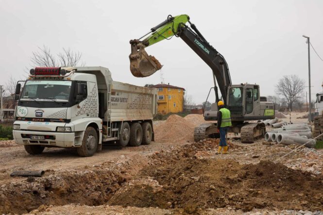 Arifiye Hanlı Mahallesi’nde 2.200 Metrelik Atık Su ve Yağmur Suyu Altyapı Projesi Sürdürülüyor