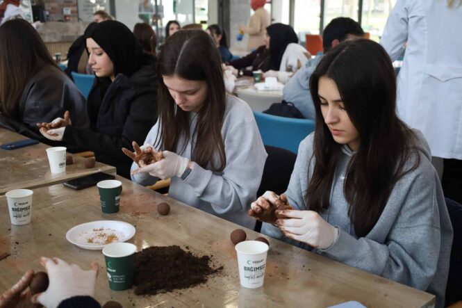 Sakarya’da Ramazan Ayında SAMEK Atölyeleri Gençlerin El Becerilerini ve Yaratıcılığını Ortaya Çıkardı