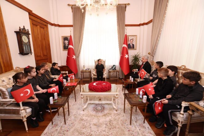 Sakarya’da 23 Nisan Ulusal Egemenlik ve Çocuk Bayramı’nda Öğrenciler Valilik Makamında Temsili Görevde